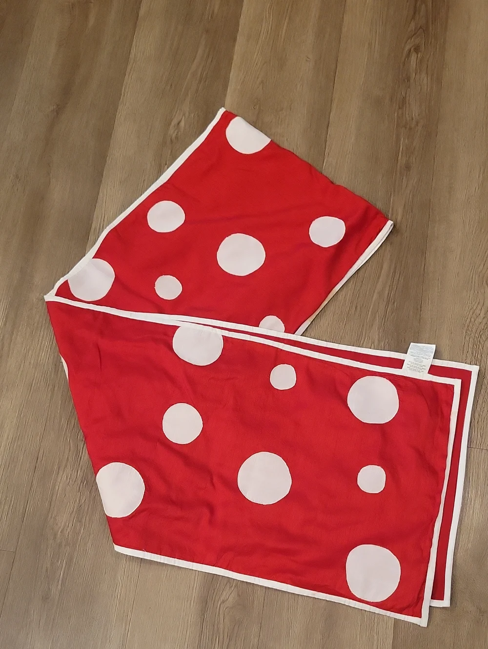 Pier 1 Imports Snowballs Red Tsble Runner